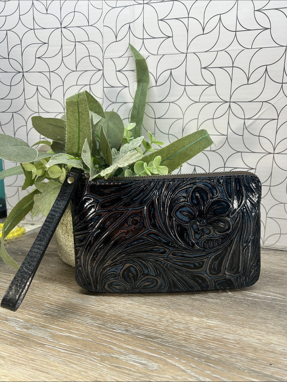 7035 Patricia Nash navy Leather Zip wristlet 607035